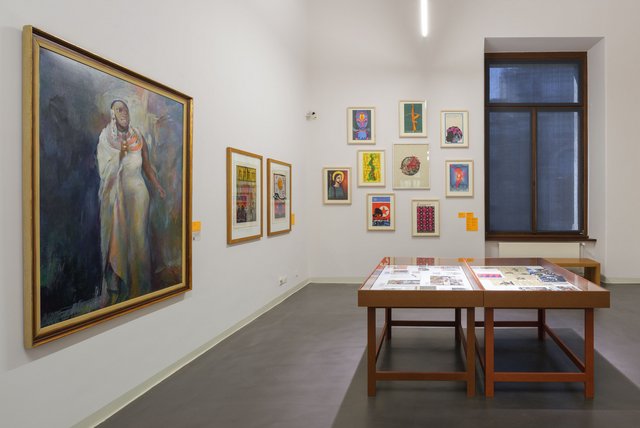 Foto eines weiteren Ausstellungsraums im Albertinum mit einem großen Ölbild an der linken Wand und einer Vitrine mit Exponaten in der Mitte.