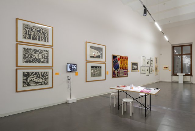 Foto eines Ausstellungsraum des Albertinums mit mehreren Bildern an der Wand und einem Tisch in der Mitte.